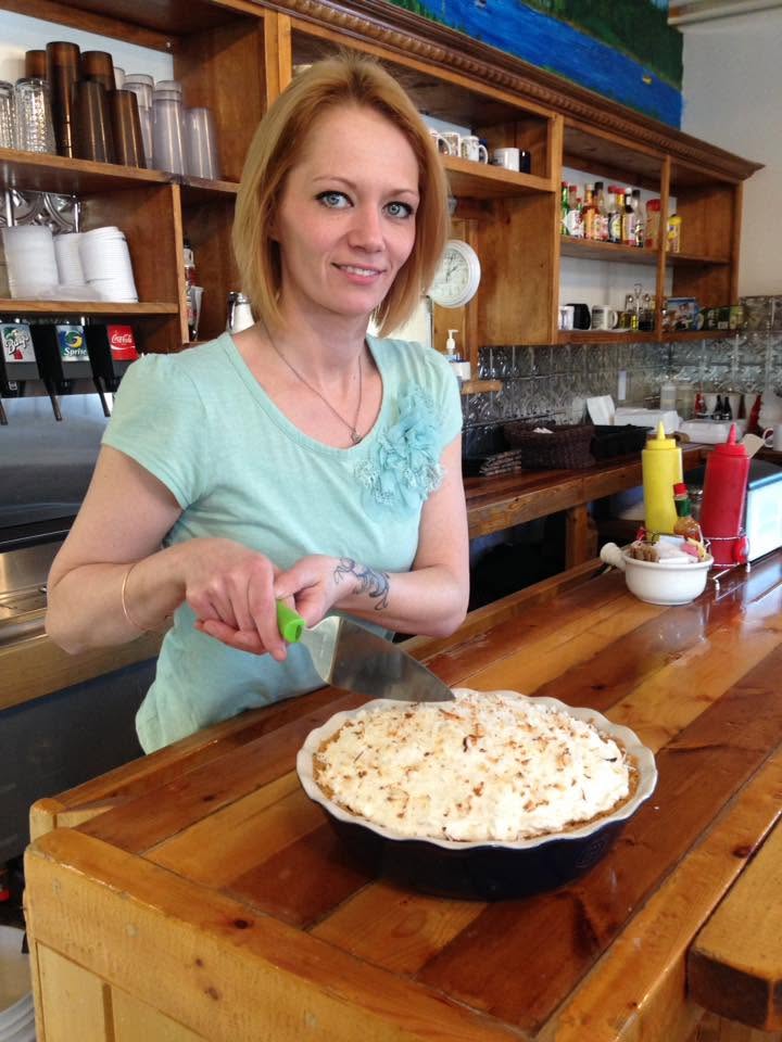 A pie being sliced at Rocky’s Café